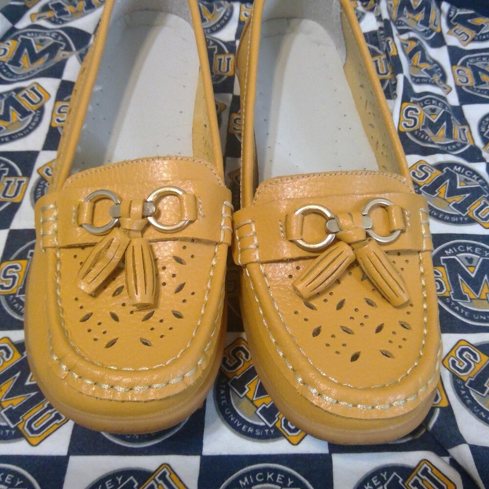 Women's Yellow loafers size 39 or 8 with golden accent and 2 tassels